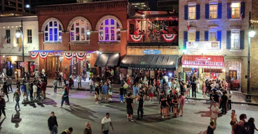 Austin: Downtown Live Music Pub Crawl - Stop-by-stop: Friends Bar to get your ears tuned fast