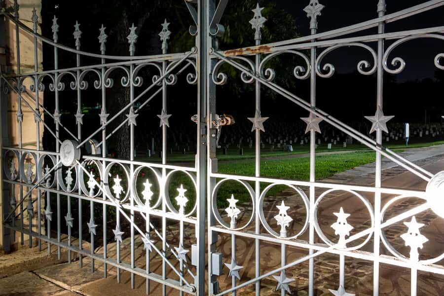 Austin Ghosts Spirits & Poltergeists Haunted Walking Tour - Driskill and the lesson of old buildings