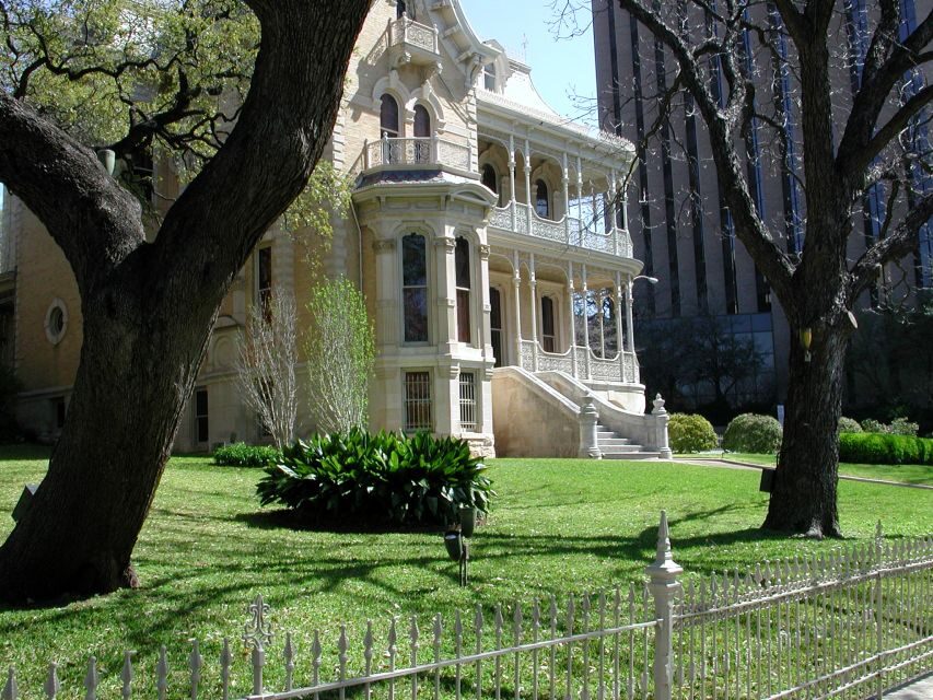 Austin: Panoramic City Center Tour with Stops - Downtown Architecture, UT, and the Driskill Hotel From Passing Lanes