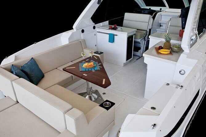 Austin Yacht Charter Experience on Lake Travis - The service vibe: why people talk about Elena and John