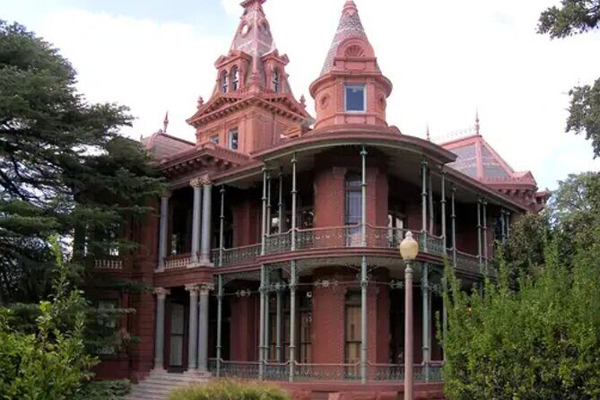 The Madam's Curse Walking Ghost Tour - Where to meet on W 4th St, and how the mobile ticket helps